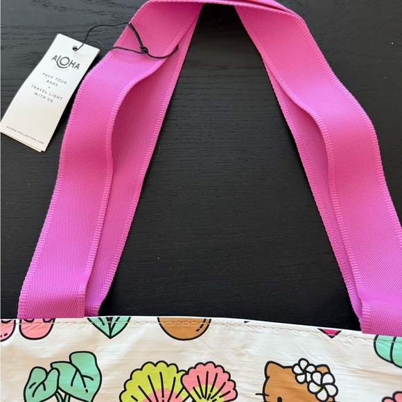 NEW aloha collection Hello Kitty day tripper tote bag - Picture 6 of 8